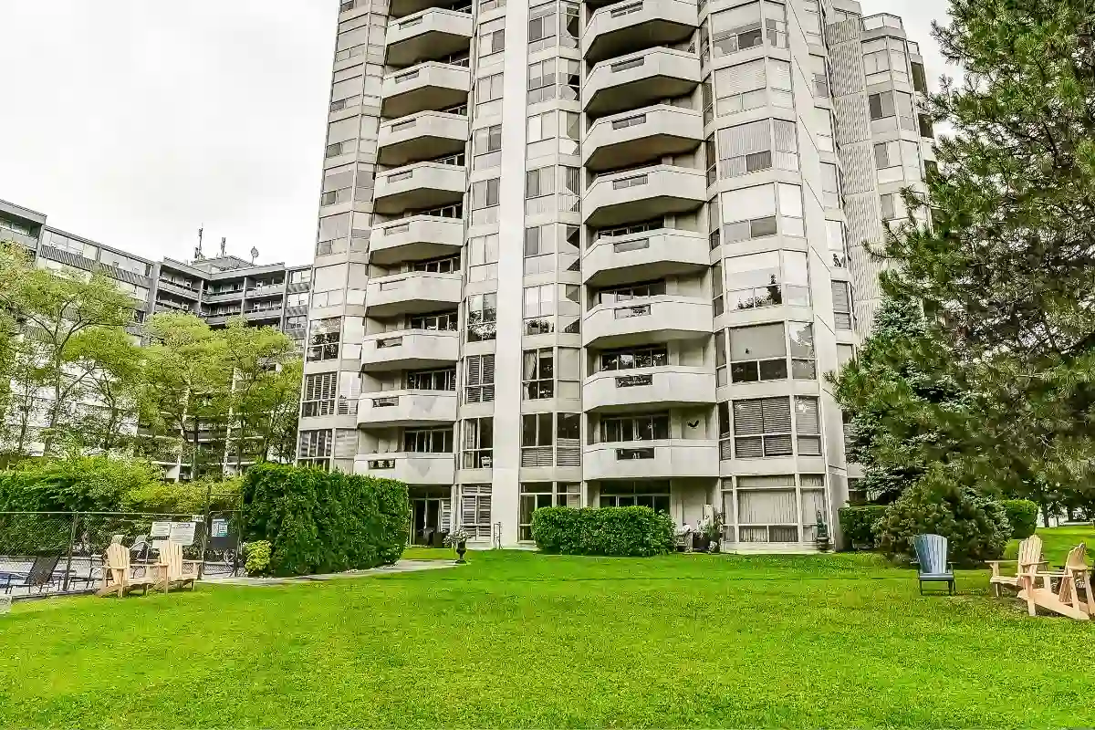 Grounds at Harbourlights Condominiums